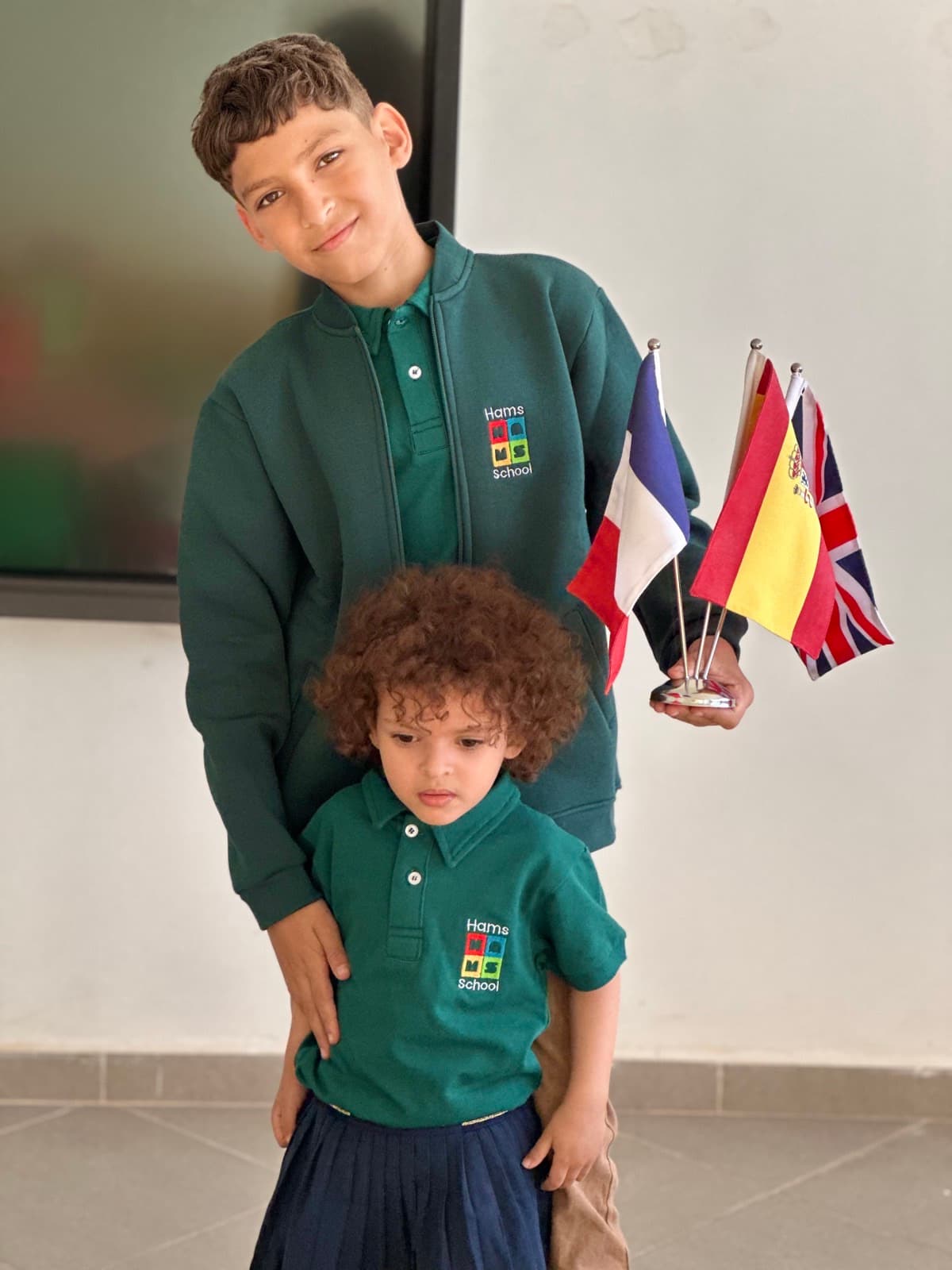 Élève présentant les langues de l'école
